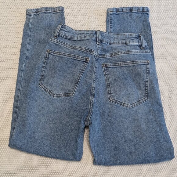Cotton On Women's Petite Stretch High Rise Light Wash Mom Jean. Size 4 - Picture 3 of 5
